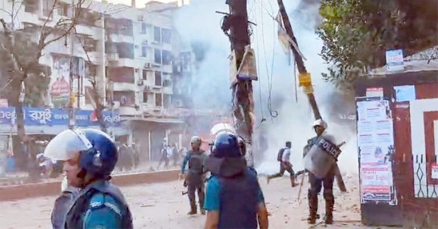 টিয়ারশেলে পিছু হটলেও এখনো মুখোমুখি ঢাকা-সিটি কলেজ শিক্ষার্থীরা