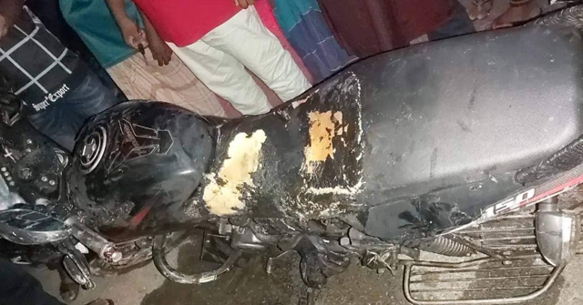 পাথরঘাটায় নিজের গাড়ীতে আগুন দিল যুবক