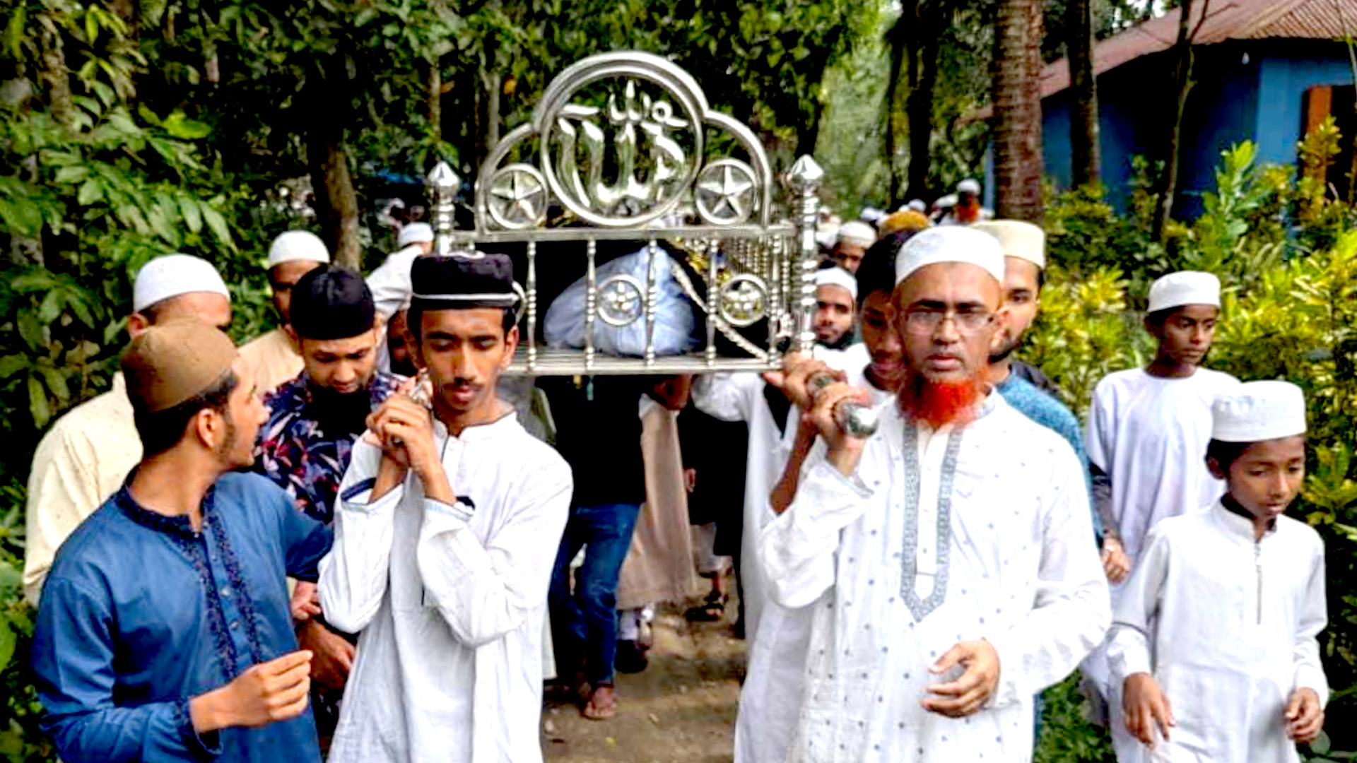 প্রবাসী বাবার দাফন শেষে পরীক্ষাকেন্দ্রে মেহনাব