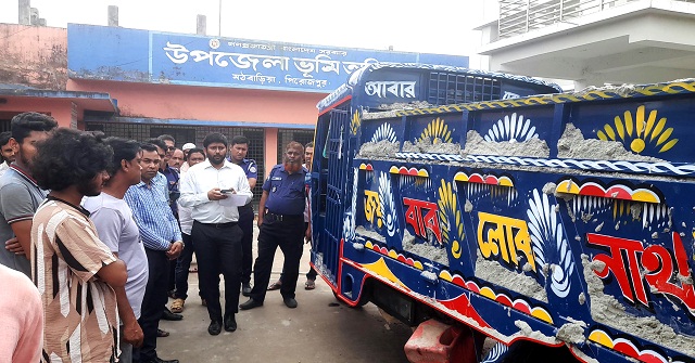 মঠবাড়িয়ায় টমটমে বালু পরিবহন করায় জরিমানা