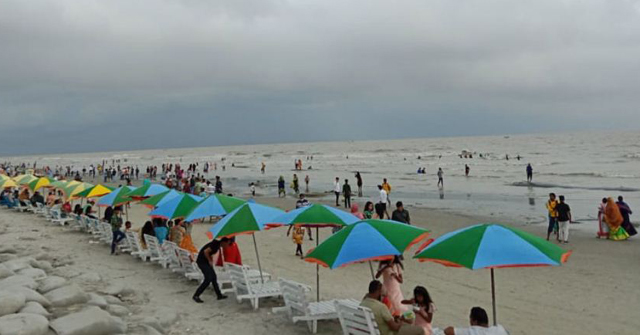 পর্যটকের উপচেপড়া ভিড় কুয়াকাটায়