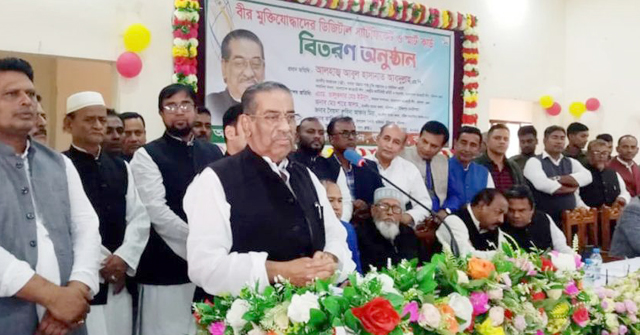 উজিরপুরে মুক্তিযোদ্ধাদের ডিজিটাল সার্টিফিকেট ও স্মার্ট কার্ড বিতরণ