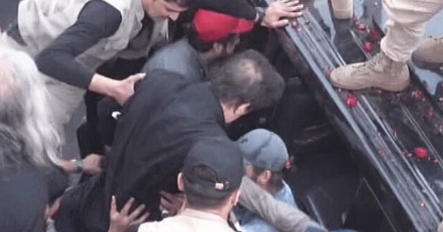 লংমার্চে গুলিবিদ্ধ ইমরান খান