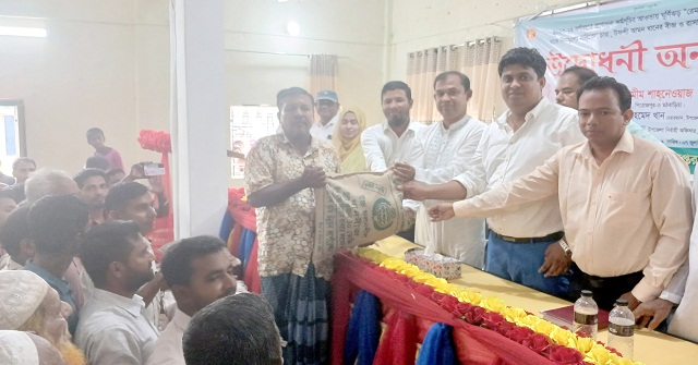 মঠবাড়িয়ায় কৃষকের মাঝে বীজ ও সার বিতরণ