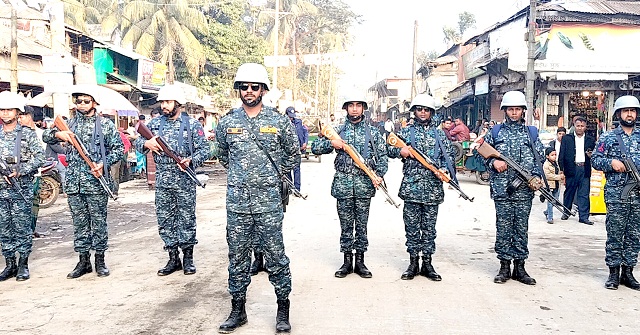 লালমোহনে নির্বাচনী মাঠে নৌবাহিনী 