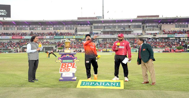 টস জিতে কুমিল্লাকে ব্যাটিংয়ে পাঠালো বরিশাল