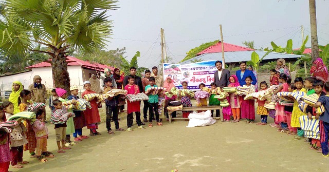 মঠবাড়িয়ায় পলিথিন জমা দিয়ে শীতার্ত শিশুরা পেল কম্বল 