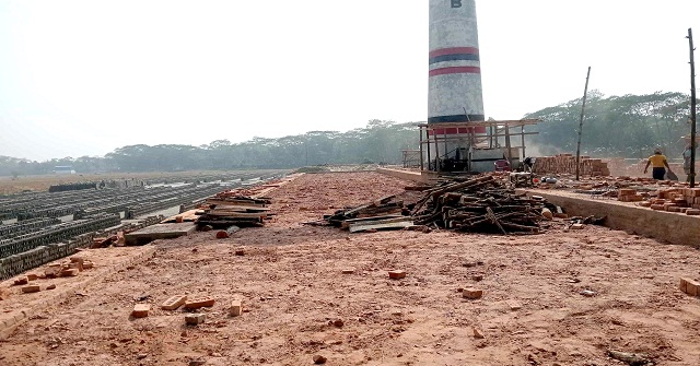 আমতলীতে কাঠ পুড়িয়ে বানানো হচ্ছে ইট, বিপন্ন পরিবেশ 