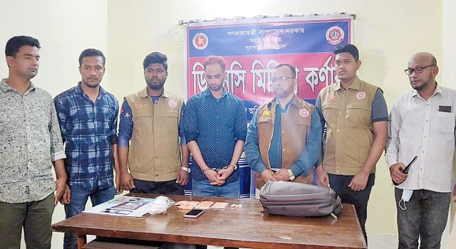 নোয়াখালীতে মাদক কারবারির পেটে মিলল ১৩০০ ইয়াবা