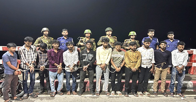 ‍উজিরপুরে মদ্যপ ১২ তরুণকে ধরে পুলিশে দিল সেনাবাহিনী