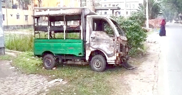 ঝালকাঠিতে লেগুনায় আগুন দিলো দুর্বৃত্তরা