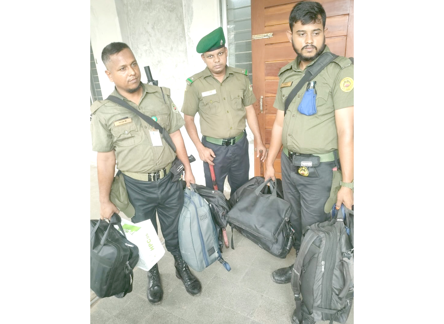 শেবাচিমে অভিযান, ব্যাগ রেখে পালালেন ওষুধ কোম্পানির প্রতিনিধিরা
