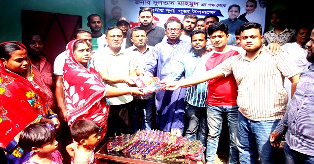 সনাতন ধর্মাবলম্বীদের মাঝে কাউন্সিলরের শাড়ি বিতরণ 