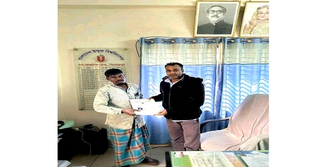 ভ্যান চালিয়ে বিএ পাশ করলেন নাজিরপুরের হায়দার আলী