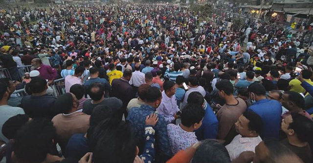 রাতেই ভরে গেছে গোলাপবাগ মাঠ, স্লোগানে মুখর