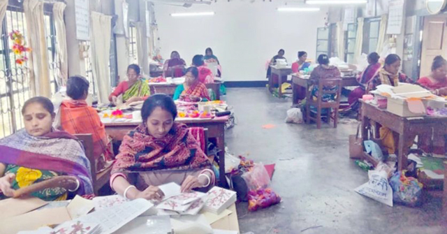 সামনে বড়দিন, ব্যস্ত হস্তশিল্পীরা