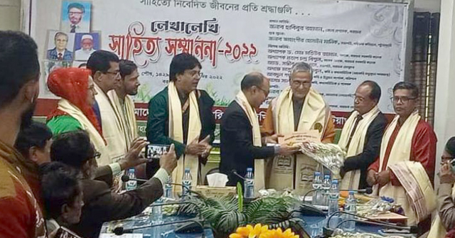 বসুন্ধরা মিডিয়া অ্যাওয়ার্ডের পর সাহিত্য সম্মাননা পেলেন চিত্তরঞ্জন শীল