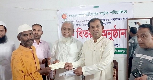 মঠবাড়িয়ায় ১৩ অসুস্থ রোগীদের মাঝে চেক বিতরণ