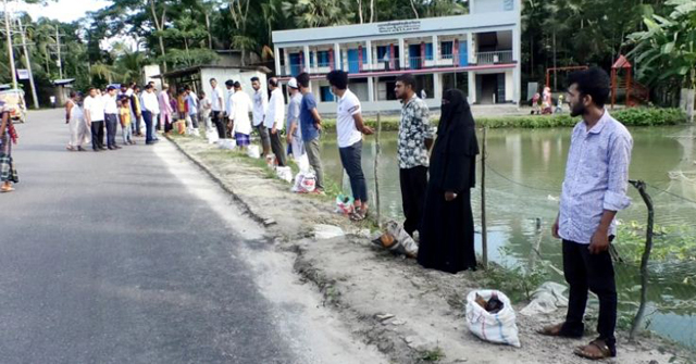 ভোলায় শর্তে মুক্তি পাওয়া ২০ আসামি সড়কের পাশে লাগালেন তালবীজ