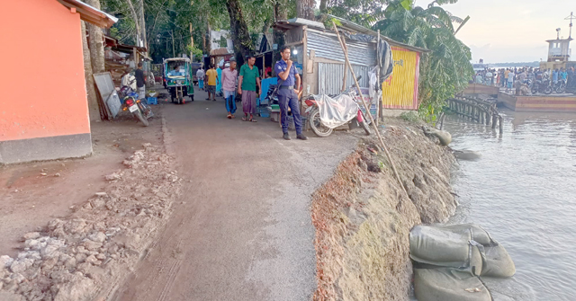 সন্ধ্যার গ্রাসে নদী গর্ভে চলে যাচ্ছে কাউখালীর আমরাজুড়ী বাজার 