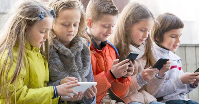 যেখানে ১৮ বছরের কম বয়সীদের জন্য মোবাইল নিষিদ্ধ!