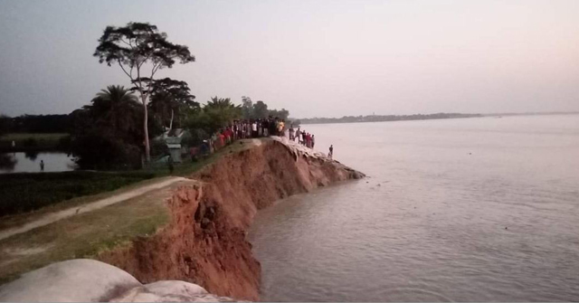 কলাপাড়ায় আন্ধারমানিক নদীর স্রোতে বাঁধের ৩০ মিটার ধ্বসে পড়েছে