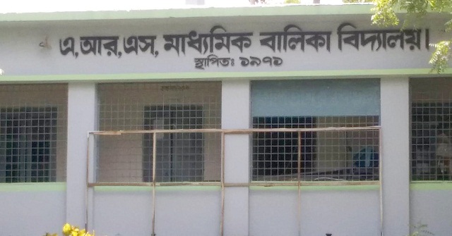 তালতলীতে বনাঞ্চলের গাছ পাচারকালে ট্রলার আটক