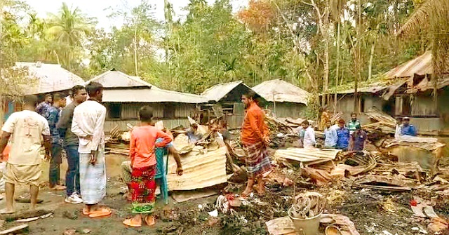 রাজাপুরে আগুনে ৩টি বসতঘর পুড়ে ছাই 