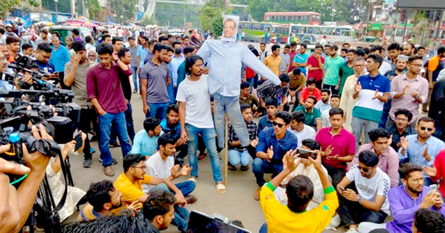 প্রথম আলো সম্পাদকের গ্রেপ্তার দাবিতে শাহবাগে অবরোধ