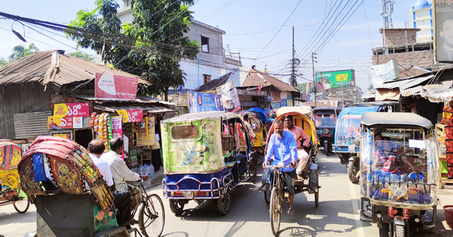 পিরোজপুরে ব্যাটারী চালিত অবৈধ ইজিবাইকের ছড়াছড়ি