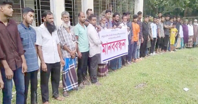 নলছিটিতে প্রধান শিক্ষককের অপসারণের দাবিতে মানববন্ধন