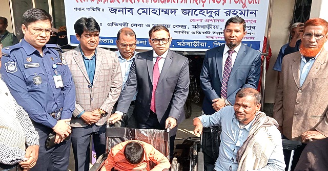 মঠবাড়িয়ায় সুবর্ণ নাগরিকের মাঝে হুইল চেয়ার বিতরণ 