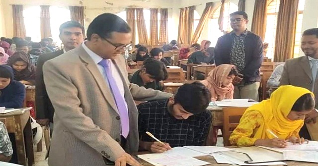 ববির কেন্দ্রে ঢাবির ‘ক’ ইউনিটের ভর্তি পরীক্ষা অনুষ্ঠিত