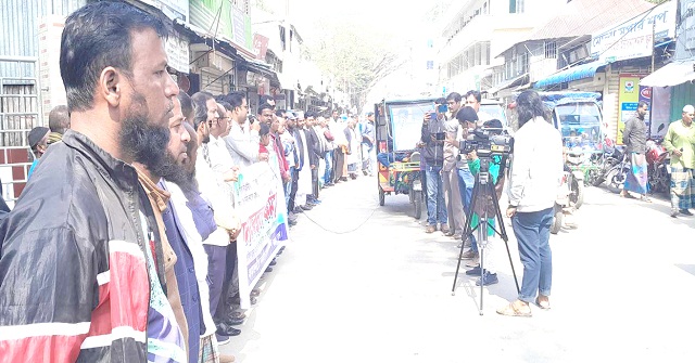 আমতলীর দুই সাংবাদিকের বিরুদ্ধে দায়ের করা মামলা প্রত্যাহারের দাবীতে মানববন্ধন 
