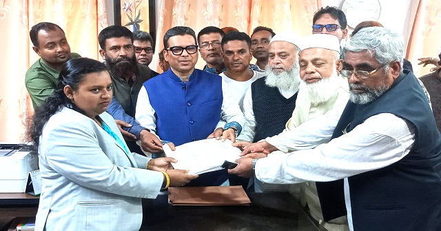 স্বতন্ত্র প্রার্থী কেন্দ্রীয় আ’লীগ নেতা মনিরের মনোনয়ন দাখিল