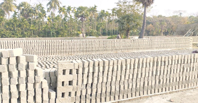 মঠবাড়িয়ায় অবৈধ ইট ভাটায় জরিমানা