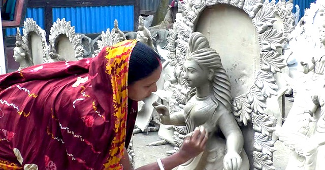 বরিশালে সরস্বতী প্রতিমা তৈরিতে ব্যস্ত কারিগর