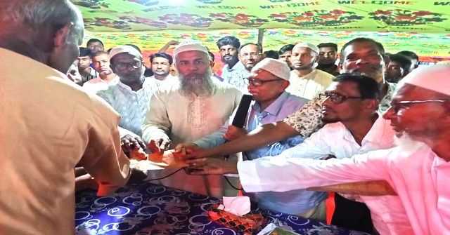 মনপুরায় ১১ পুজামণ্ডপে উপজেলা বিএনপির একাংশের অনুদান প্রদান