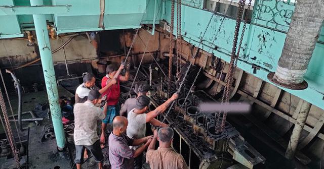 ৫০ কোটি টাকার লঞ্চ কেটে বিক্রি হচ্ছে ভাঙারিতে
