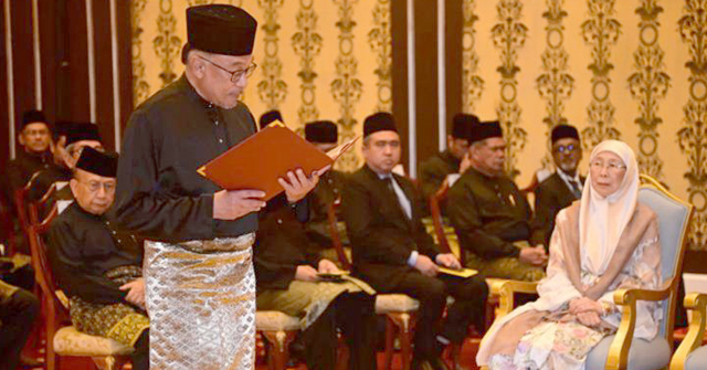 মালয়েশিয়ার প্রধানমন্ত্রী হিসেবে শপথ নিলেন আনোয়ার ইব্রাহিম